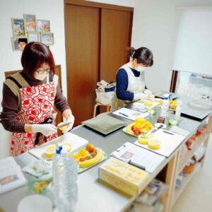 桶川のフルーツカッティング教室対面レッスンの様子