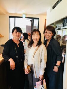 桶川のフルーツカッティング教室講師プロフィールフードコーディネータースクール卒業パーティー講師の先生との記念撮影